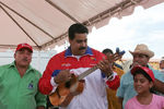 Президент Венесуэлы Николас Мадуро тоже оказался неплохим музыкантом: в 2013 году на одном из мероприятий ему подарили небольшую гитару, на которой он очень сносно сыграл пару мелодий. Играл на гитаре и его предшественник Уго Чавес — например, во время предвыборных мероприятий