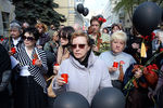 Участники акции памяти по погибшим в Одессе 2 мая 2014 года, организованной Союзом политэмигрантов и политзаключенных Украины (СППУ), возле посольства Украины в Москве