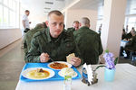 Призывники обедают перед отправкой на службу в рядах Российской армии