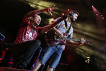 Участники Linkin Park Честер Беннингтон и Брэд Дэлсон во время выступления группы в СК «Олимпийский»