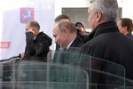 Президент России Владимир Путин на выходе со станции МЦД «Белорусская» после церемонии запуска движения по первым маршрутам диаметров, 21 ноября 2019 года