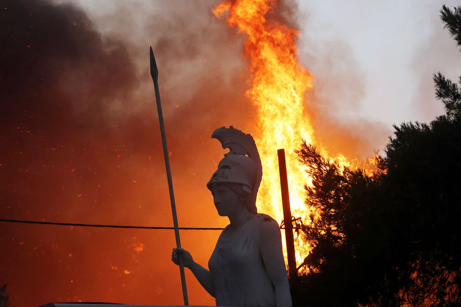 Статуя богини Афины в&nbsp;городке Варибоби в&nbsp;окрестностях Афин, 3 августа 2021 года
