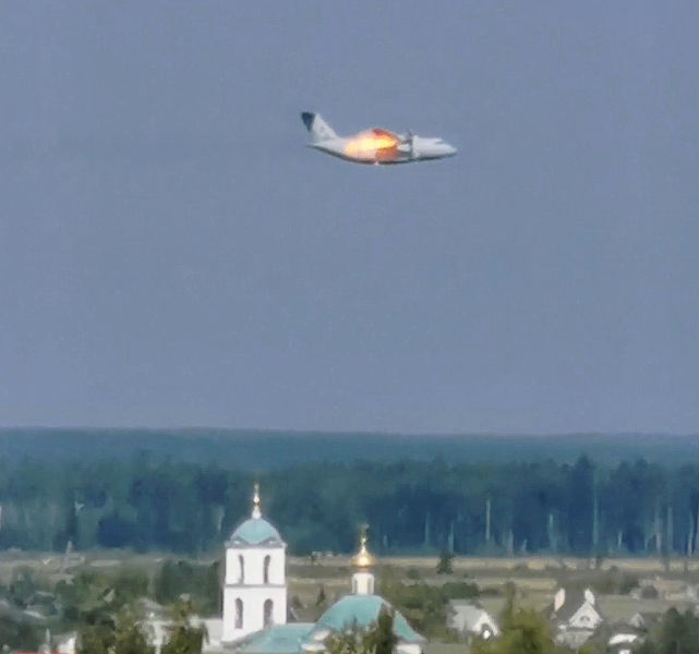 Военно-транспортный самолет Ил-112В с&nbsp;горящим правым двигателем во время катастрофы в&nbsp;ходе тренировочного полета в&nbsp;районе аэродрома &laquo;Кубинка&raquo;, 17 августа 2021 года

