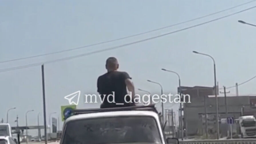 В Дагестане водитель посадил пассажира на крышу из-за отсутствия свободного места в салоне