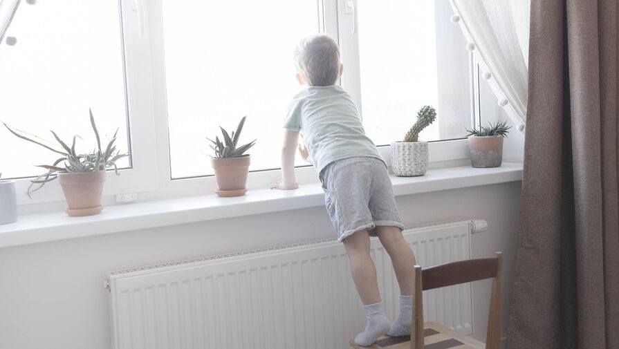 В Губкине двухлетний ребенок вылетел из окна квартиры вместе с москитной сеткой