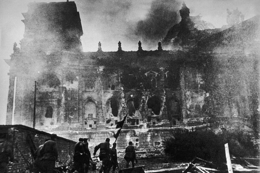 Отряд советских солдат штурмует Рейхстаг, Берлин, апрель 1945&nbsp;года