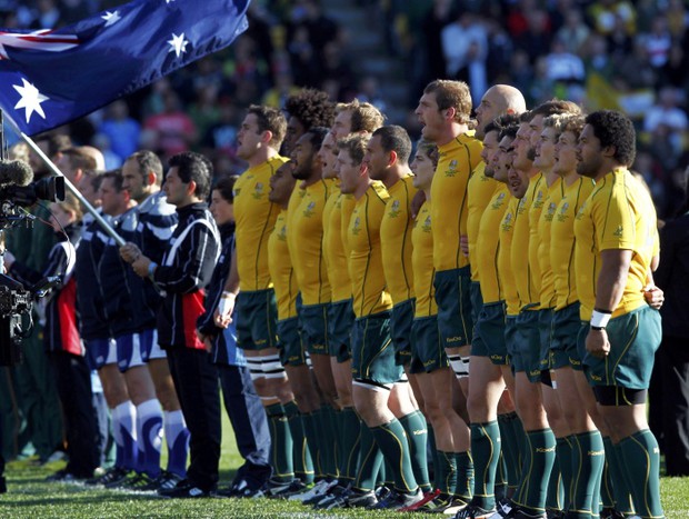 Австралийские регбисты во время исполнения национальных гимнов