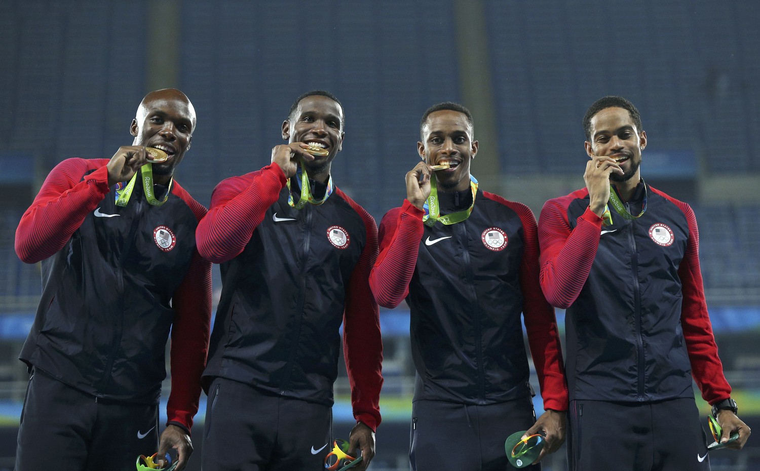 Сборная США выиграла мужскую беговую эстафету 4x400 м на Олимпийских играх-2016. Американцы преодолели дистанцию за 2:57:30. Сборная США после всех медалей в 15-й день Игр в Рио обеспечила себе первое место в общекомандном зачете