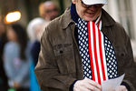 Мужчина в очереди на одном из избирательных участков в Нью-Йорке