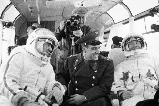 Слева направо: летчики-космонавты Павел Беляев, Владимир Комаров и Алексей Леонов в автобусе, следующем к стартовой площадке космического корабля «Восход-2», 1965 год