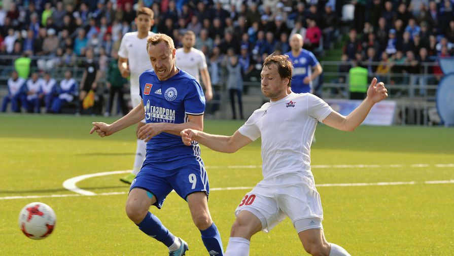 Полузащитник «СКА-Хабаровска» Алексей Друзин борется за мяч в решающем стыковом матче за право играть в Премьер-лиге