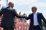 Президент FIFA Джанни Инфантино и президент России Владимир Путин во время посещения тематического парка футбола чемпионата мира на Красной площади в Москве, 28 июня 2018 года