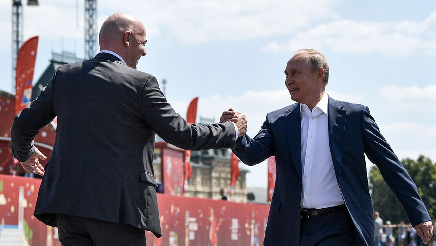 Президент FIFA Джанни Инфантино и президент России Владимир Путин во время посещения тематического парка футбола чемпионата мира на Красной площади в Москве, 28 июня 2018 года
