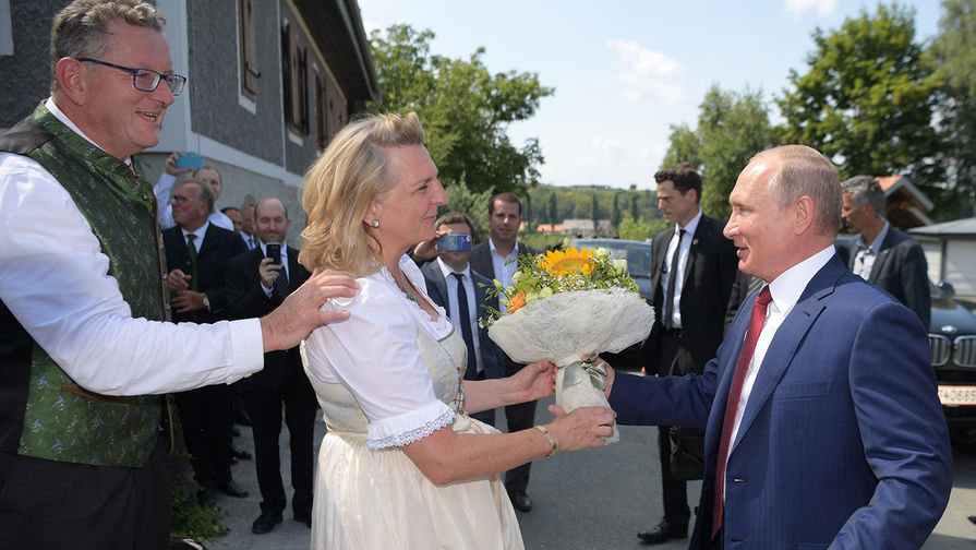 Президент России Владимир Путин дарит цветы министру иностранных дел Австрии Карин Кнайсль на ее свадьбе с финансистом Вольфгангом Майлингером, 18 августа 2018 года