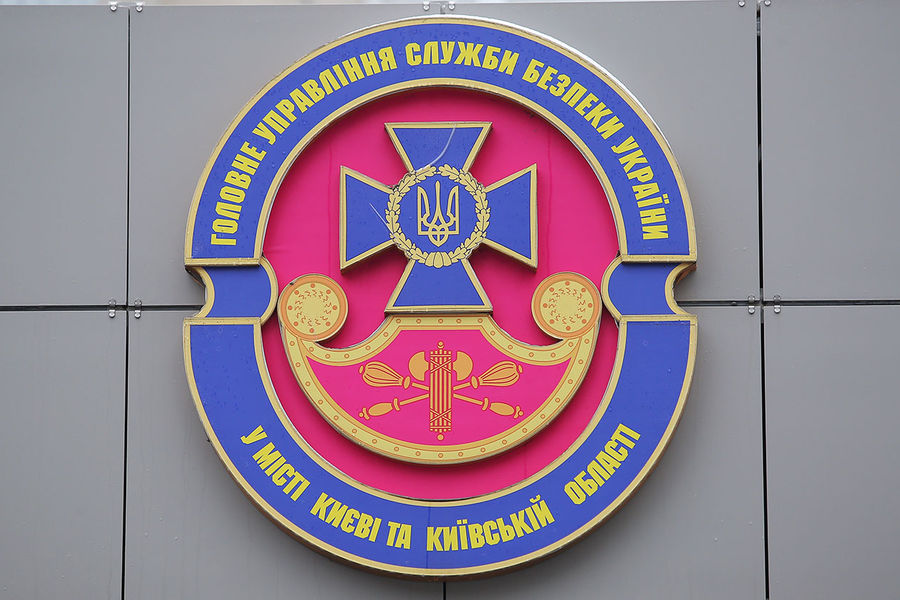Герб у входа в здание СБУ в Киеве