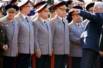 Президент России Борис Ельцин общается с офицерами российской армии 31 августа 1994 года во время торжественных мероприятий в Берлине по случаю завершения вывода Западной группы войск из Германии, 31 августа 1994 года