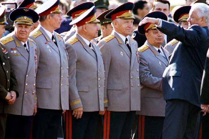Президент России Борис Ельцин общается с офицерами российской армии 31 августа 1994 года во время торжественных мероприятий в Берлине по случаю завершения вывода Западной группы войск из Германии, 31 августа 1994 года