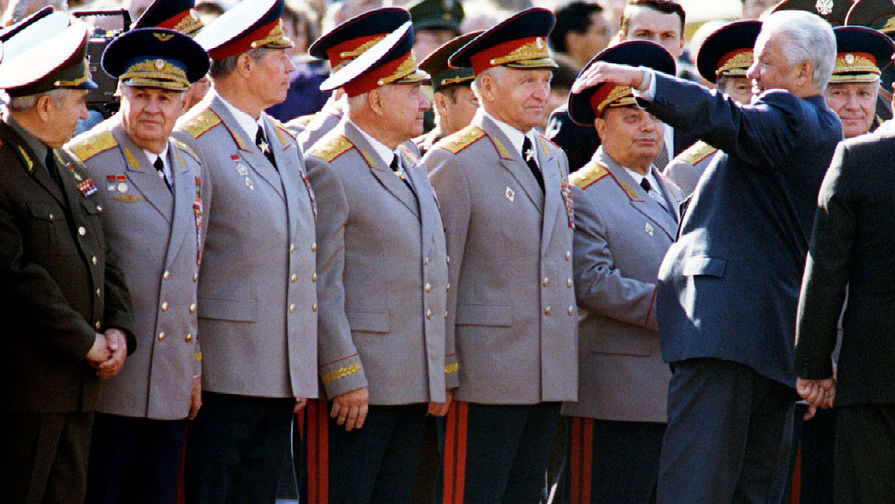 Президент России Борис Ельцин общается с&nbsp;офицерами российской армии 31 августа 1994 года во время торжественных мероприятий в&nbsp;Берлине по&nbsp;случаю завершения вывода Западной группы войск из&nbsp;Германии, 31 августа 1994 года