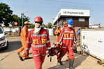 Сотрудники экстренных служб на месте утечки газа на предприятии LG Polymers в индийском городе Вишакхапатнам, 7 мая 2020 года 