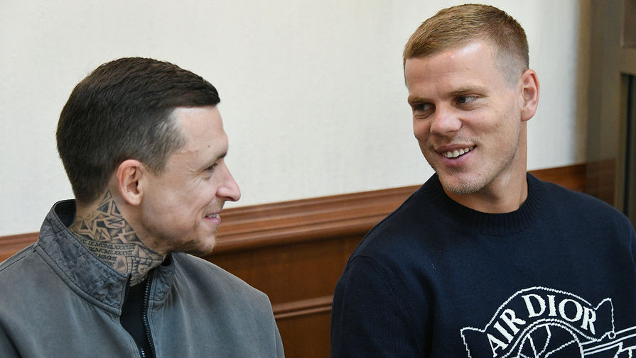 Футболисты Александр Кокорин и Павел Мамаев в Московском городском суде во время пересмотра апелляционного приговора, 31 июля 2020 года