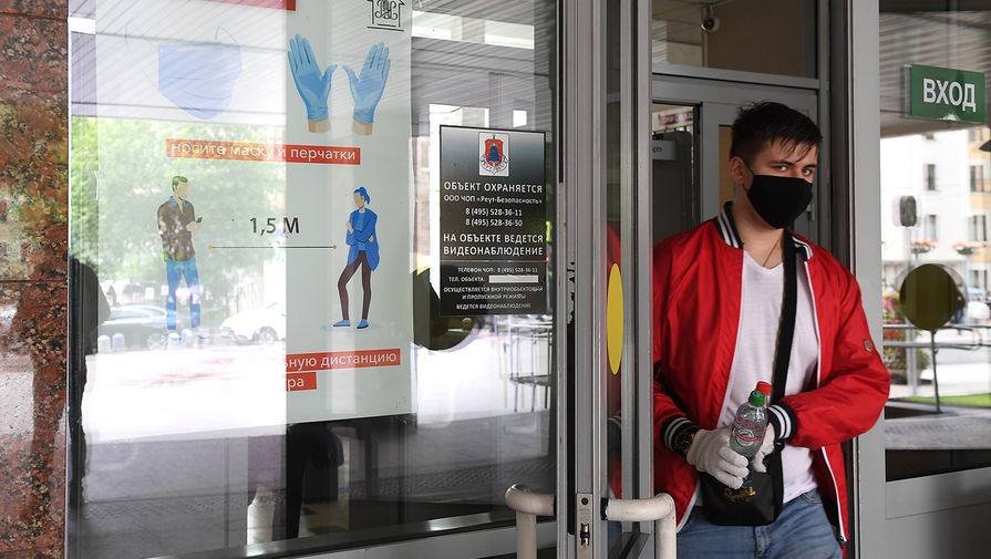Абитуриент в защитной маске на выходе из Российского экономического университета (РЭУ им. Плеханова), июль 2020 года