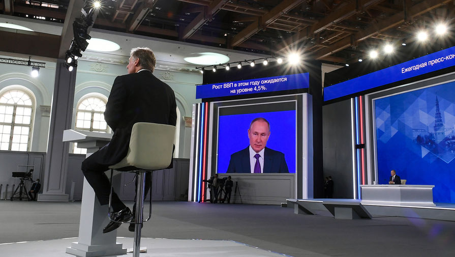 Депутаты Госдумы тайком смотрят конференцию Путина во время заседания