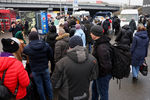 Люди в ожидании автобуса для эвакуации в западную часть Украины, 24 февраля 2022 года