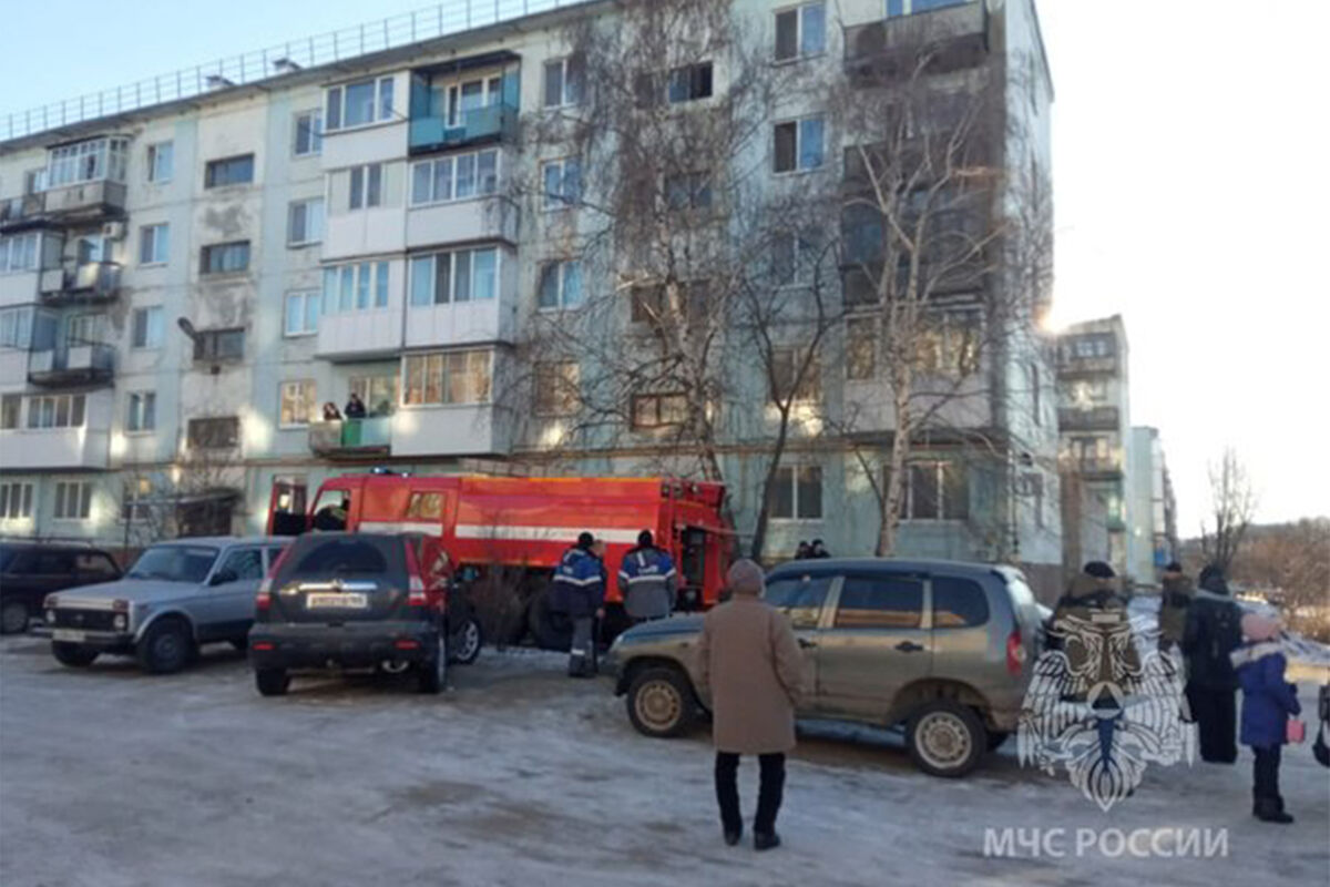 Пожарные спасли женщину и четырех детей из горящей квартиры в Саратовской  области - Газета.Ru | Новости