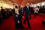 Актер и режиссер Брэдли Купер с мамой Глорией Кампано на 96-й церемонии вручения кинопремии «Оскар» в Лос-Анджелесе, 10 марта 2024 года 