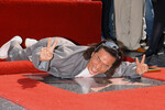 Джеки Чан на церемонии награждения звездой на Голливудской Аллее славы, 2002 год