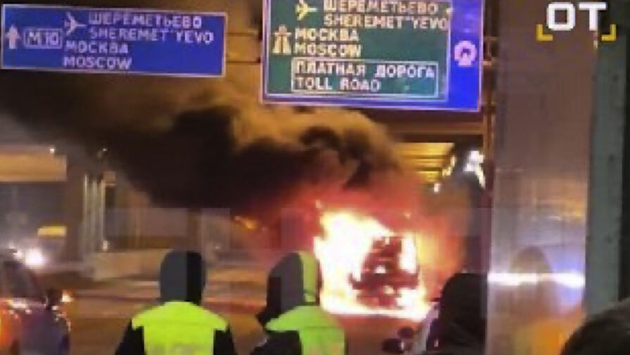На трассе в Подмосковье загорелась и взорвалась Газель