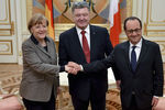 Канцлер Германии Ангела Меркель, президент Украины Петр Порошенко и президент Франции Франсуа Олланд (слева направо) в Киеве, 2015 год