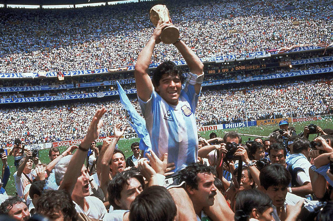 В финале ЧМ-1986 Аргентина выиграла у ФРГ со счетом 3:2. Голов в том матче Диего не забил. После победы футболист сборной Аргентины Хорхе Вальдано заявил, что его команда взяла золото турнира из-за того, что в коллективе «было 20 нормальных игроков и один — ненормальный». Аргентинские болельщики сразу после решающего поединка чемпионата мира пришли к матери Марадоны и закидали ее дом цветами