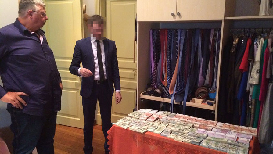 Глава ФТС России Андрей Бельянинов во время обыска в&nbsp;его доме, июль 2016 года