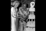 Барбара Синатра и Фрэнк Синатра со свадебным пирогом, 1976 год