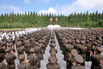 Статуи Ким Чен Ира и Ким Ир Сена на площади в Пхеньяне, 23 июня 2013
