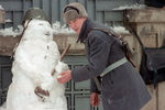Солдат украшает снеговика в Бухаресте, 29 декабря 1989 года