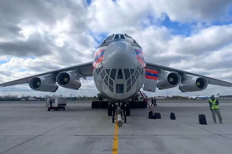 Самолет Ил-76 МЧС РФ с гуманитарной помощью для отправки в Индию в аэропорту Жуковский, 28 апреля 2021 года