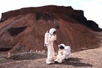 Туристы в костюмах астронавтов в геологическом парке вулканов Улан-Хада в Китае, 17 июля 2023 года