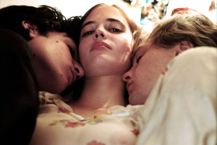 <b>«Мечтатели» (2003)</b><br><br>
Еще один фильм, в&nbsp;котором Бертолуччи исследует сексуальность и табуированные темы, накладывая фоном исторические события (на этот раз — студенческие волнения в&nbsp;Париже). По&nbsp;сюжету американец Мэттью, увлеченный кино, приезжает в&nbsp;Париж по&nbsp;обмену и знакомится с&nbsp;близнецами Тео и Изабель. У&nbsp;них как раз свободна квартира из-за отъезда родителей, и ребята приглашают Мэттью пожить с&nbsp;ними. Вскоре оказывается, что они близки не только духовно, но и физически, – и берут юношу к&nbsp;себе в&nbsp;компанию.
Этот фильм интереснее всего настоящим синефилам, поскольку наполнен цитатами из&nbsp;кино. Например, знаменитая пробежка троицы по&nbsp;Лувру повторяет сцену из&nbsp;фильма Годара «Посторонние».
Фильм стал дебютным для&nbsp;актрисы Евы Грин (Изабель), а Луи Гаррелю (Тео) принес первую славу. Мэттью сыграл актер Майкл Питт.