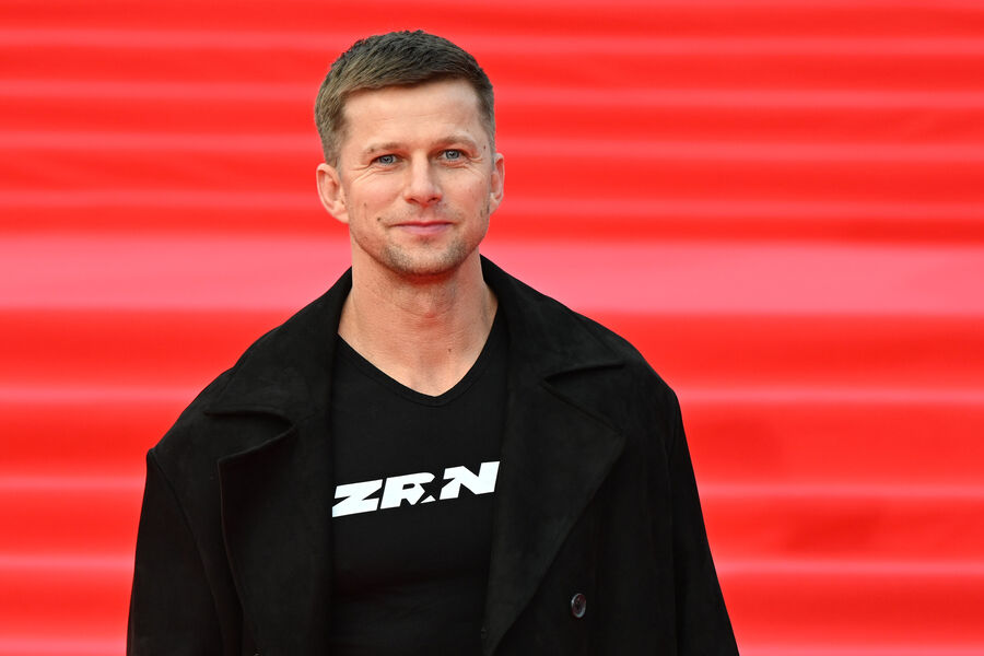 Актер Роман Курцын на&nbsp;красной дорожке перед&nbsp;церемонией открытия 47-го Московского Международного кинофестиваля, 17&nbsp;апреля 2025&nbsp;года