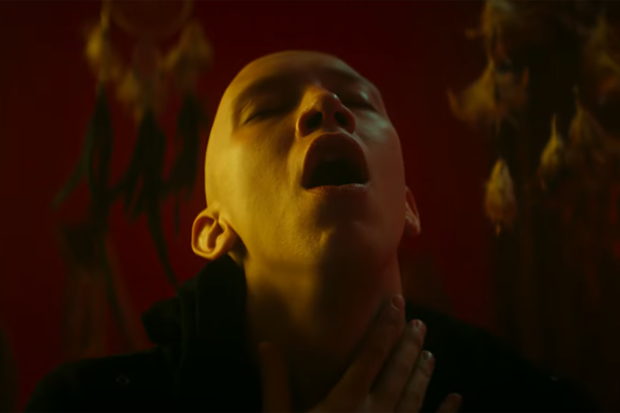 <b>«Метод» — 3 сезон (1 часть), реж. Юрий Быков</b>
<br><br>
<b>Где и когда смотреть:</b> на «Кинопоиске» — с 20 ноября
<br><br>
Сериал «Метод» по традиции возвращается раз в пять лет с новыми гостинцами. В третьем сезоне, который снова поставил режиссер первого выпуска Юрий Быков, следователь Родион Меглин (Константин Хабенский) возглавляет собственную команду из убийц, садистов и маньяков (Никита Кологривый, Лев Зулькарнаев, Эльдар Калимулин и другие), собранную для охоты на им подобных. Подробнее о втором сезоне «Метода» мы писали <a href="//www.gazeta.ru/culture/2020/11/08/a_13352143.shtml"><b>здесь</b></a>.