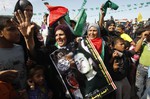 Родственники палестинских заключенных собрались перед КПП «Рафах» в Секторе Газа, ожидая прибытия освобожденных.