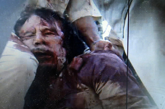По сообщениям СМИ, Каддафи умер от полученных ран