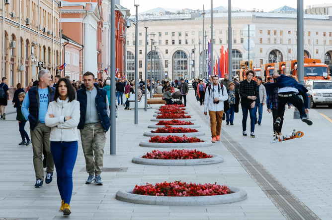 Новая площадь расширена, замощена плиткой, разбиты клумбы