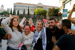 Участники антиправительственных акций протеста в Бейруте после заявления премьер-министра Ливана Саада Харири об отставке, 29 октября 2019 года