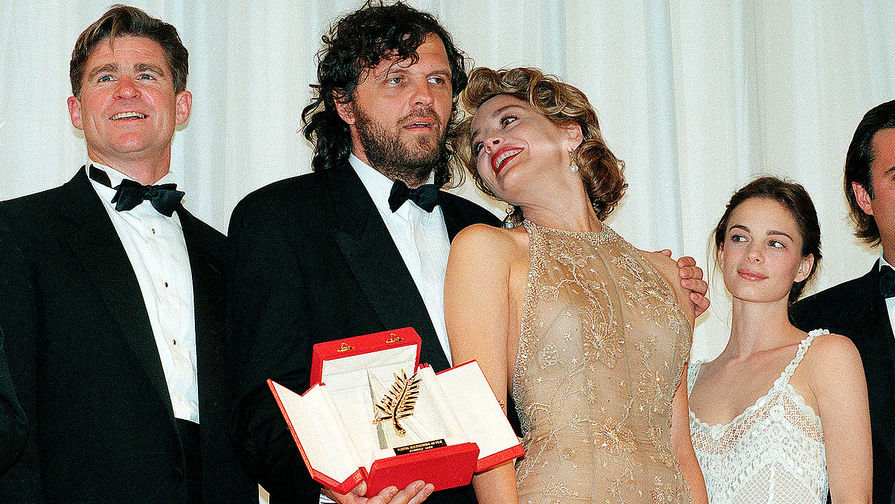 Актриса Шэрон Стоун вручает Эмиру Кустурице Золотую пальмовую ветвь за&nbsp;фильм &laquo;Андеграунд&raquo; на&nbsp;48-м Каннском кинофестивале, 1995 год