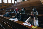 Студенты в защитных масках во время лекции в аудитории Московского государственного университета имени М. В. Ломоносова, 8 февраля 2021 год
