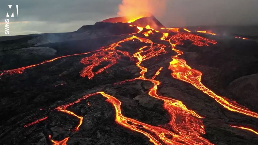 Дрон заснял извержение вулкана в Исландии и чуть не расплавился