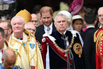 Принцы Эндрю и Гарри у Вестминстерского аббатства после церемонии коронации Карла III и Камиллы, 6 мая 2023 года